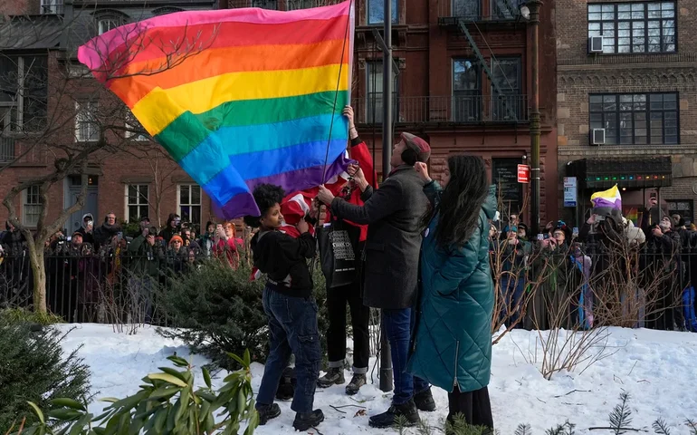 Autoridades de Nova York levantam bandeira do arco-íris em Stonewall em repreensão ao governo Trump