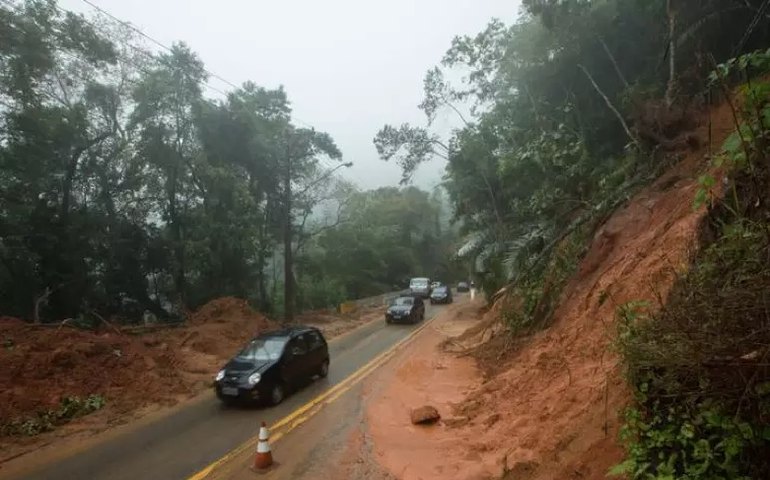 Rio-Santos é liberada em Ubatuba após interdição por causa das chuvas