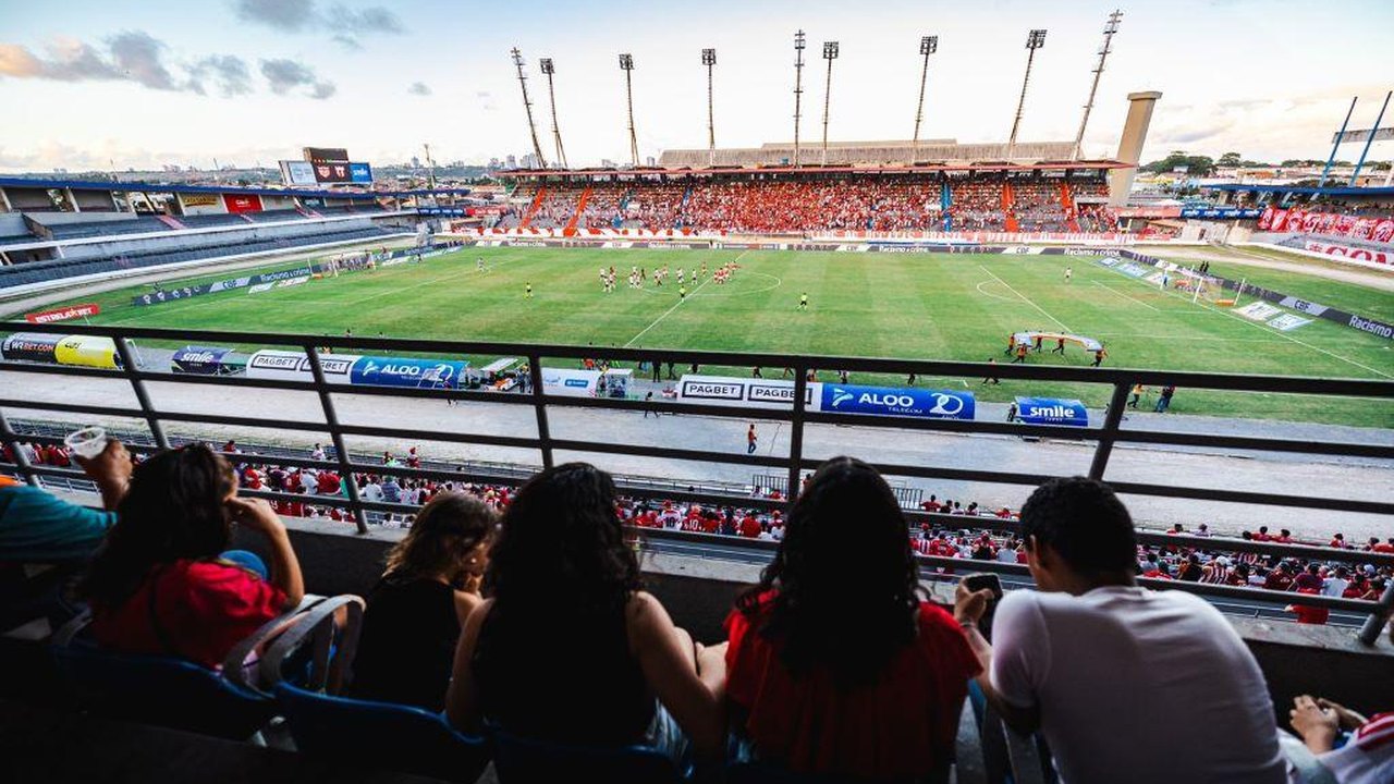 Crianças e Adolescentes dos abrigos de Maceió assistem a partida de futebol no Rei Pelé