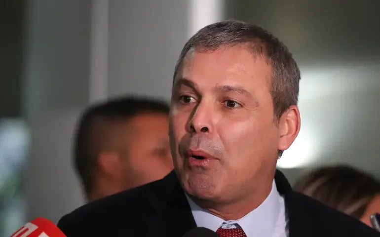 Lindbergh diz que Gleisi não conseguiu falar com Motta após ele pautar projeto que derruba IOF