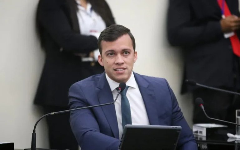 Deputado Delegado Leonam cobra Justiça e identificação de motorista que atropelou e matou cachorro em Maceió