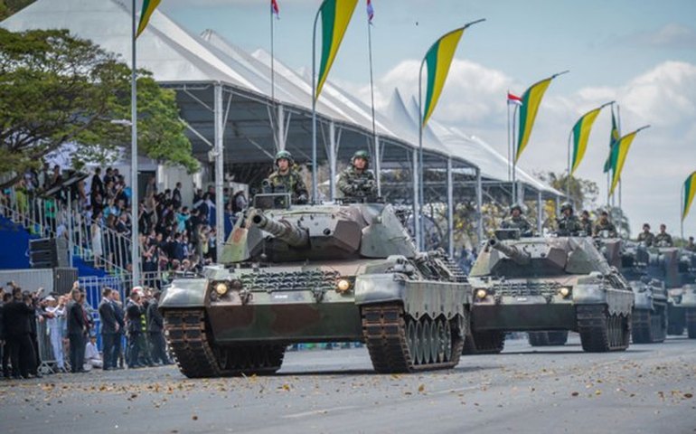 Defesa promove desfile de tanques em Brasília