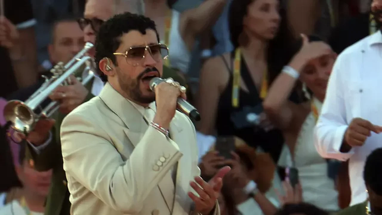 Bad Bunny canta clássico da música italiana em Milão e incendeia multidão