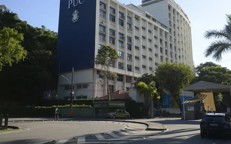 Rato aparece em 'bandejão' da PUC-SP e universidade interdita local