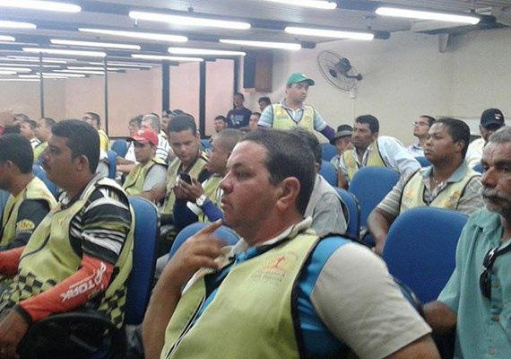 Mototaxistas protestam na Câmara de Vereadores de Palmeira contra SMTT