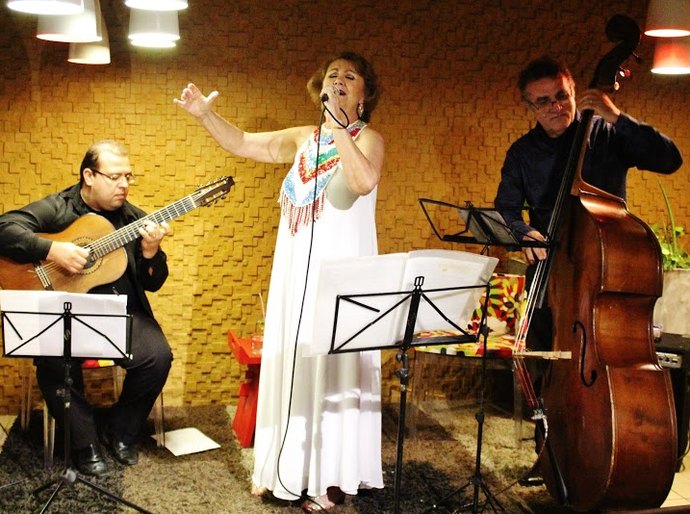 O jazz do Ricardo Lopes Trio e a sensibilidade da cantora Leureny