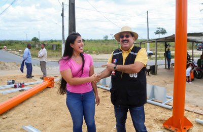 Secretária Gabriela Gonçalves e o prefeito de Rio Largo vistoriaram a implantação dos abrigos de ônibus