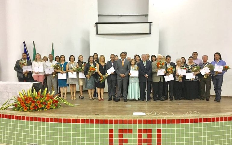 Júlio Cezar entrega Comendas Graciliano Ramos e Ordem dos Xucurus, em Palmeira