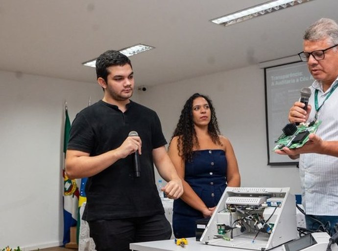Estudantes do Cesmac conhecem funcionamento da urna eletrônica durante Semana Nacional do Sistema Eletrônico de Votação