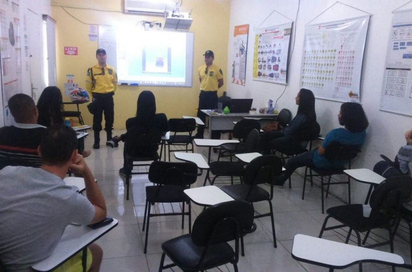 Agentes de trânsito participam de instrução em autoescola