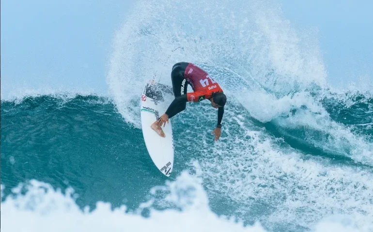 Miguel Pupo vira sobre Yago Dora e conquista Bells Beach em final inédita brasileira