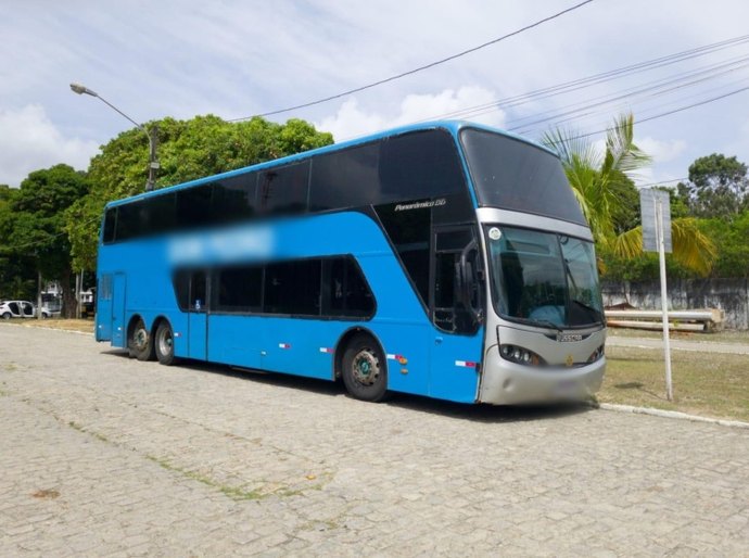 Agentes de trânsito flagram ônibus realizando transporte turístico irregular