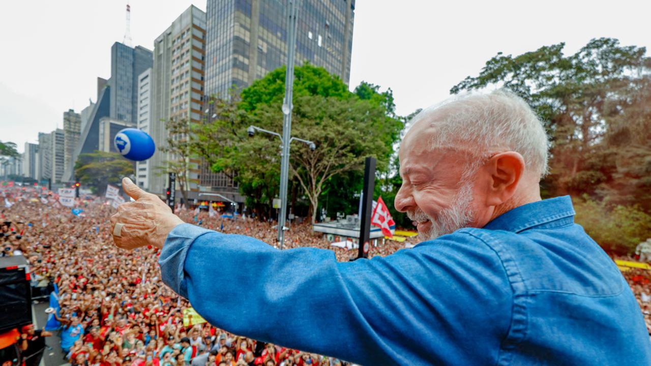 Ato pela reeleição de Lula leva milhares à Avenida Paulista
