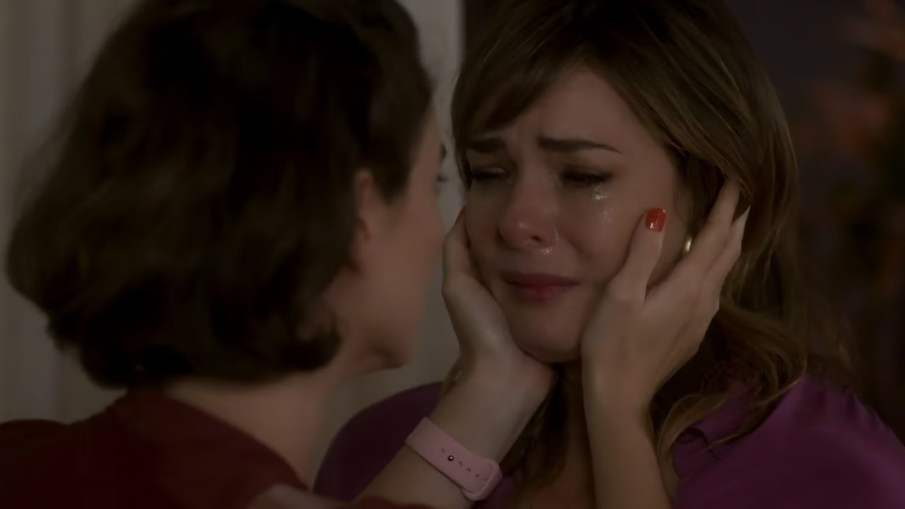 'Vai na Fé: Globo corta novamente cena de beijo lésbico entre Clara e Helena; fãs reclamam