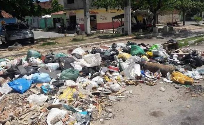 Lixos acumulados nas ruas de Maceió