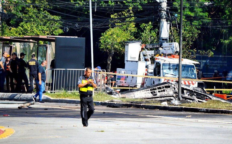 FAB investiga queda de avião que matou 2 pessoas em São Paulo (VÍDEOS, FOTOS)