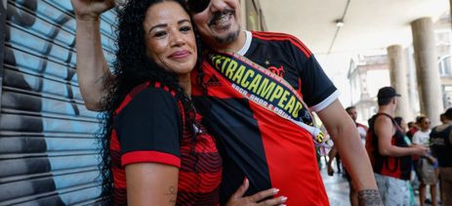 Rio de Janeiro (RJ), 30/11/2025 –Valéria Nunes Domingos e Eduardo Ferreira Henrique, torcedores do Flamengo, comemoram título da Copa Libertadores, no centro da cidade. Foto: Fernando Frazão/Agência Brasil