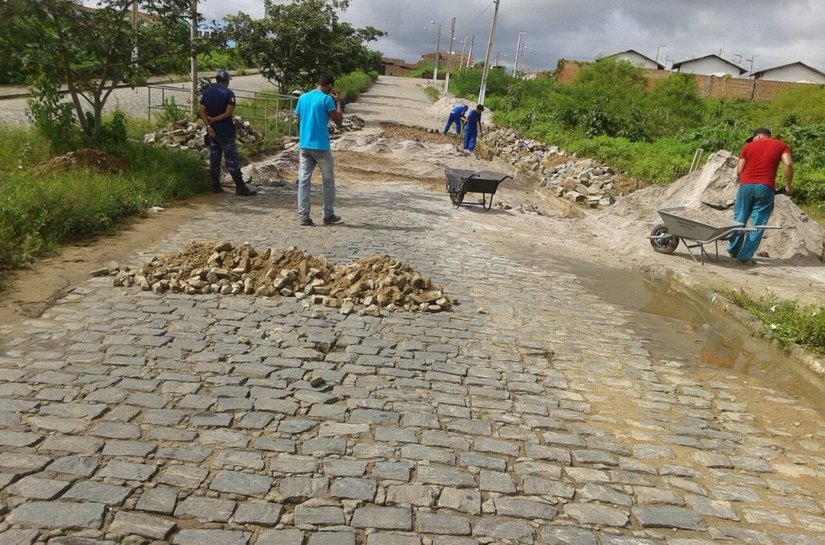 Com clima instável, prefeitura trabalha para melhorar ruas de Arapiraca