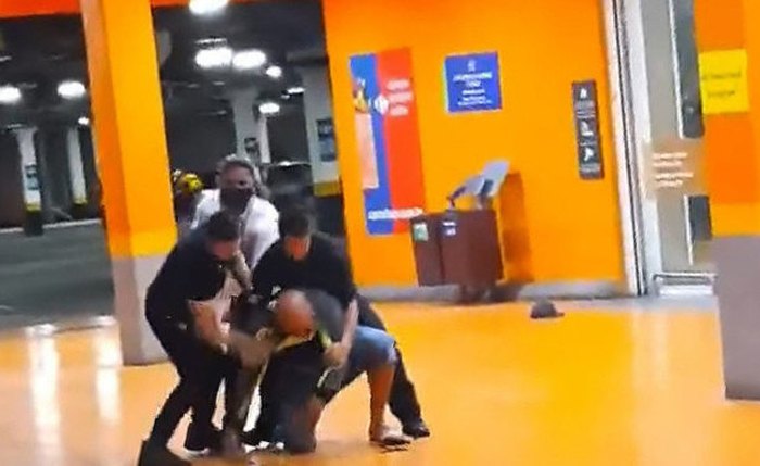 Imagens mostram João Alberto sendo espancado por seguranças na loja do Carrefour em Porto Alegre