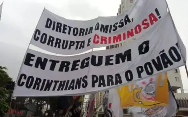 Torcedores protestam contra diretoria no Parque São Jorge: 'Entreguem o Corinthians ao povão'