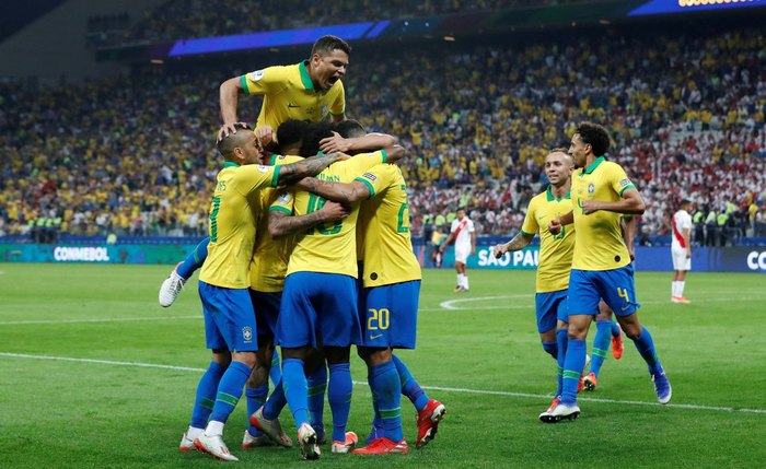 Seleção brasileira joga bem, anima a torcida e goleia o Peru