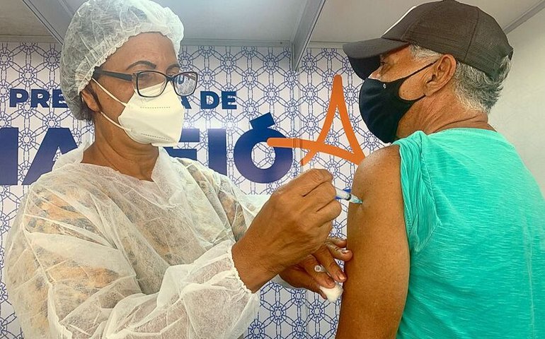 Maceió começa nesta quinta a aplicar 4ª dose de vacina em idosos a partir de 80 anos