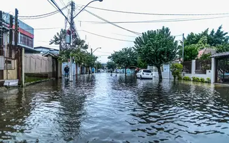 Temporais causam alagamentos e deixam casas submersas no norte de Santa Catarina