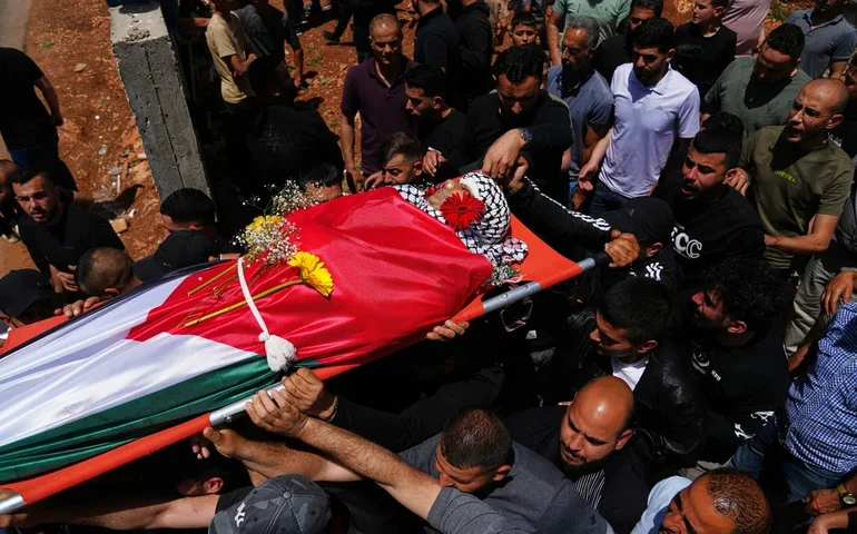Palestino é morto a tiros enquanto escalava a barreira da Cisjordânia em direção a Israel em busca de trabalho.