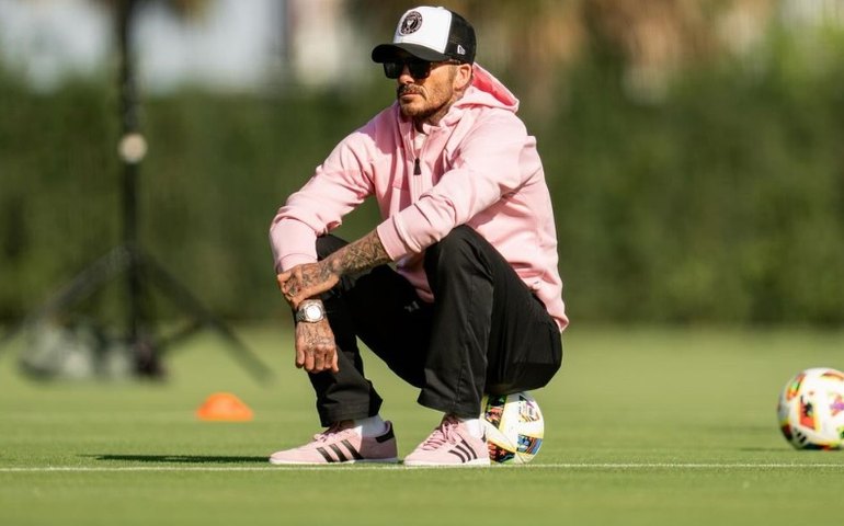 Beckham se declara para Victoria e brinca em post de aniversário de 50 anos: 'Posh Spice e casou com capitão da Inglaterra'