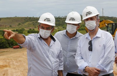 Governador em exercício visita obras do aeroporto de Maragogi