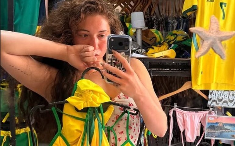 Bailarinas de Shakira aproveitam Copacabana antes de megashow no Rio