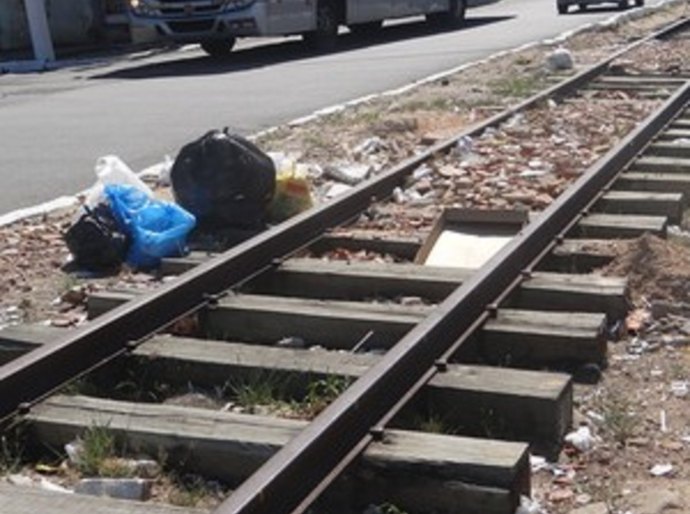 Obra de remoção de trilhos deixará trânsito mais lento na Av. Buarque de Macedo