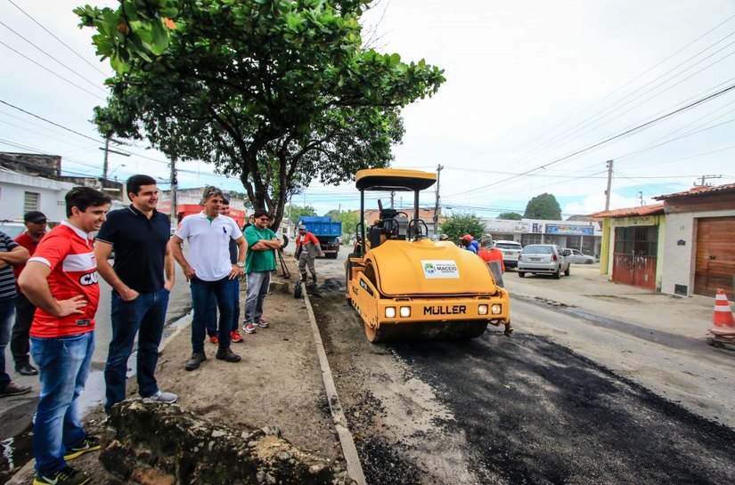 Prefeito Rui Palmeira vistoria obras em andamento no bairro do Trapiche