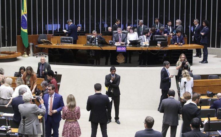 Câmara aprova quebra de interstício e inicia discussão em 2º turno da PEC do pacote fiscal