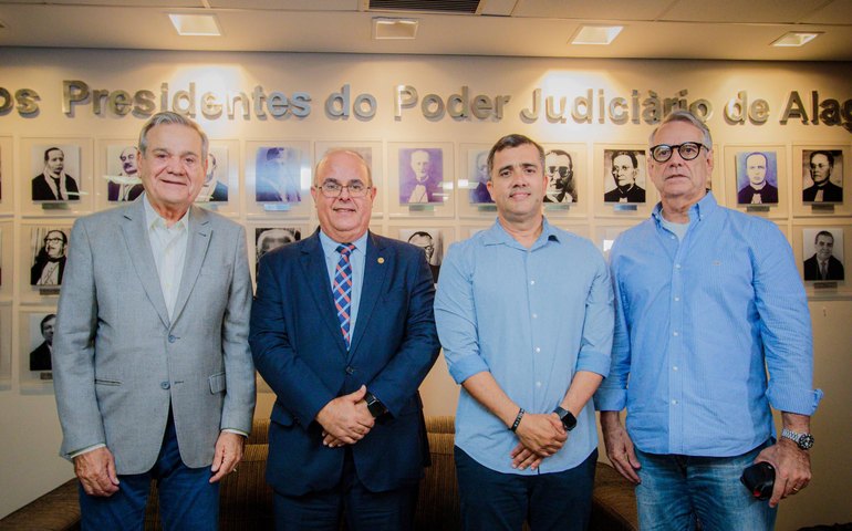 Ronaldo Lessa discute com presidente do TJAL e diretor da CBV criação de centro de treinamento de vôlei