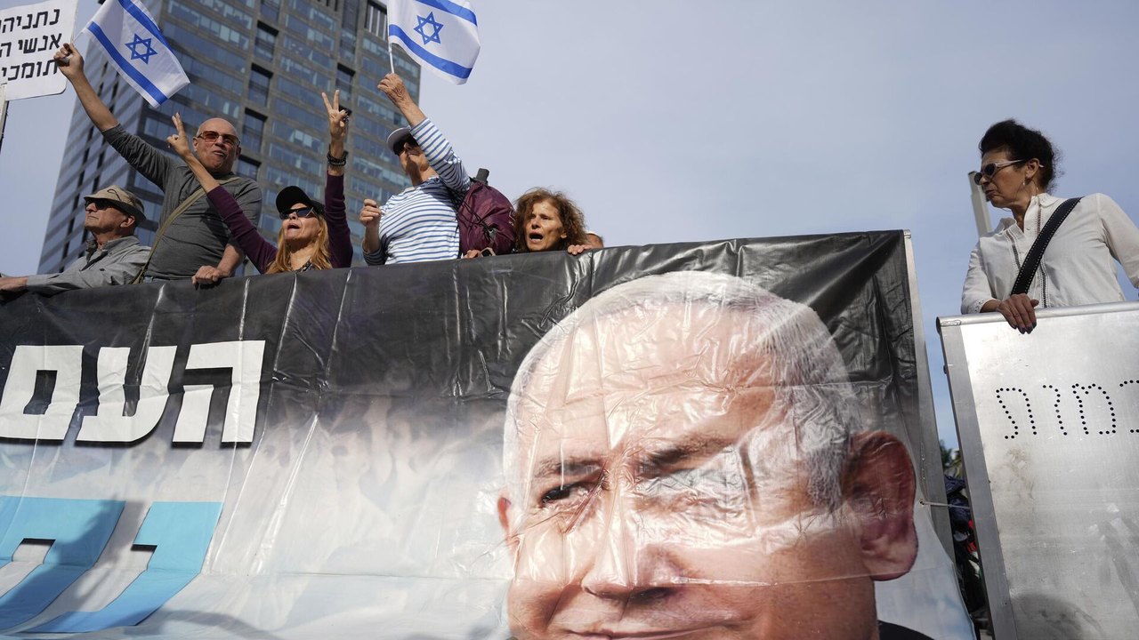 Benjamin Netanyahu sobe ao banco das testemunhas pela 1ª vez em seu julgamento de corrupção