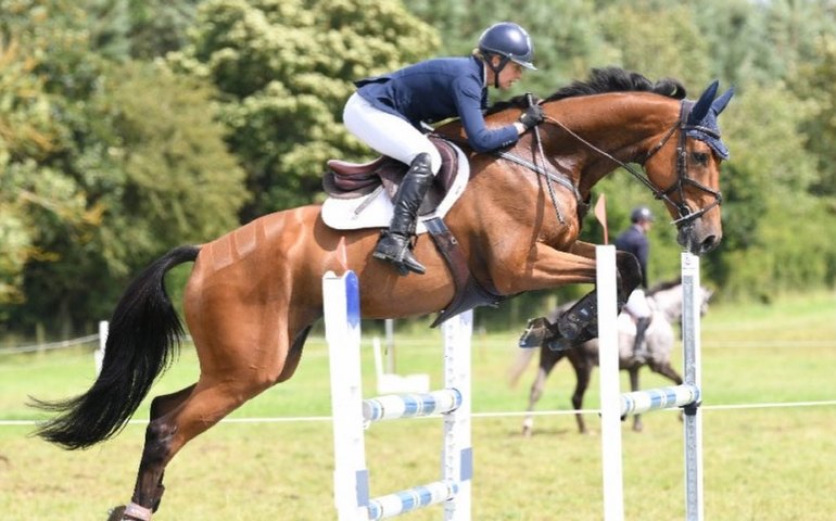 Campeã de hipismo morre aos 37 anos após sofrer acidente em competição