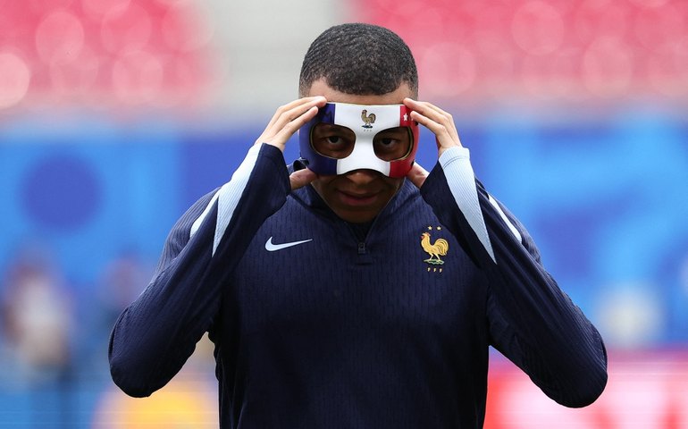 Eurocopa 2024: De máscara, Mbappé volta a atuar e marcar gols em jogo-treino da França