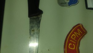 Homem com transtornos mentais tenta ferir policial com faca peixeira e é baleado em Maruim