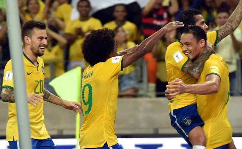Miranda reconhece falhas da defesa, e grupo promete apoiar David Luiz