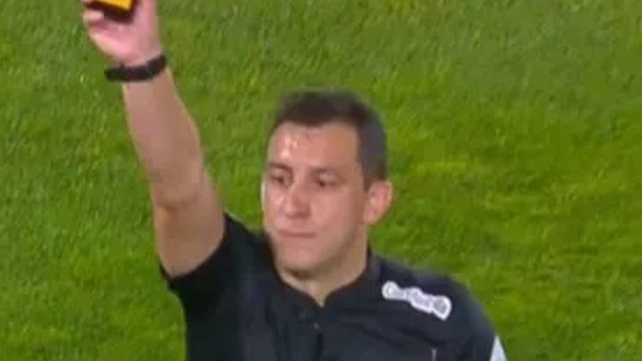Tecnologia no futebol: cartões virtuais são testados; entenda