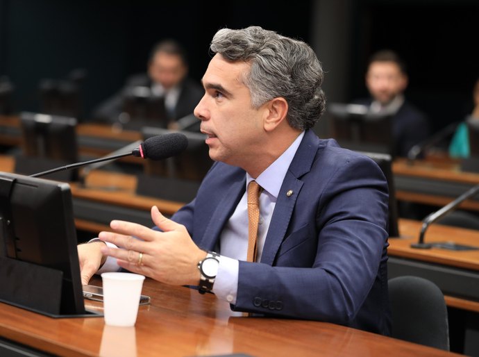 Em Comissão da Educação, Rafael Brito cobra engajamento de parlamentares para solucionar greve nas universidades federais
