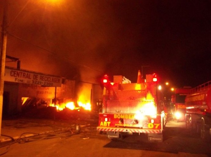 Soldado do Corpo de Bombeiros de folga retira vítimas de incêndio