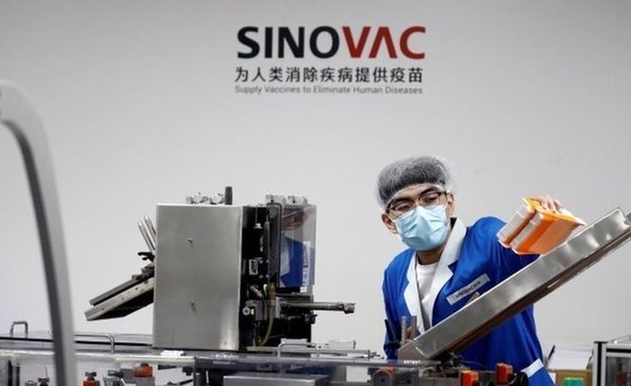 Funcionário da Sinovac em linha de produção da vacina contra o coronavírus