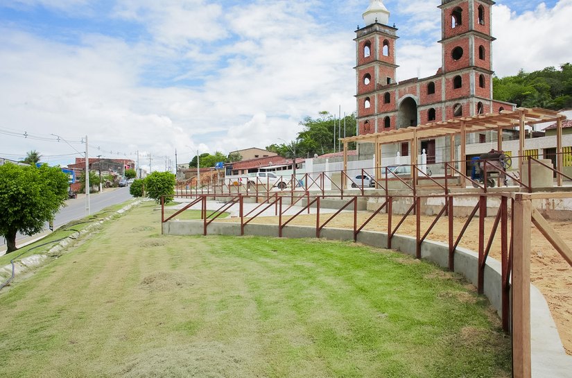 Reforma da Praça da Igreja Nossa Senhora Assunta ao Céu, em Pindorama, segue avançando