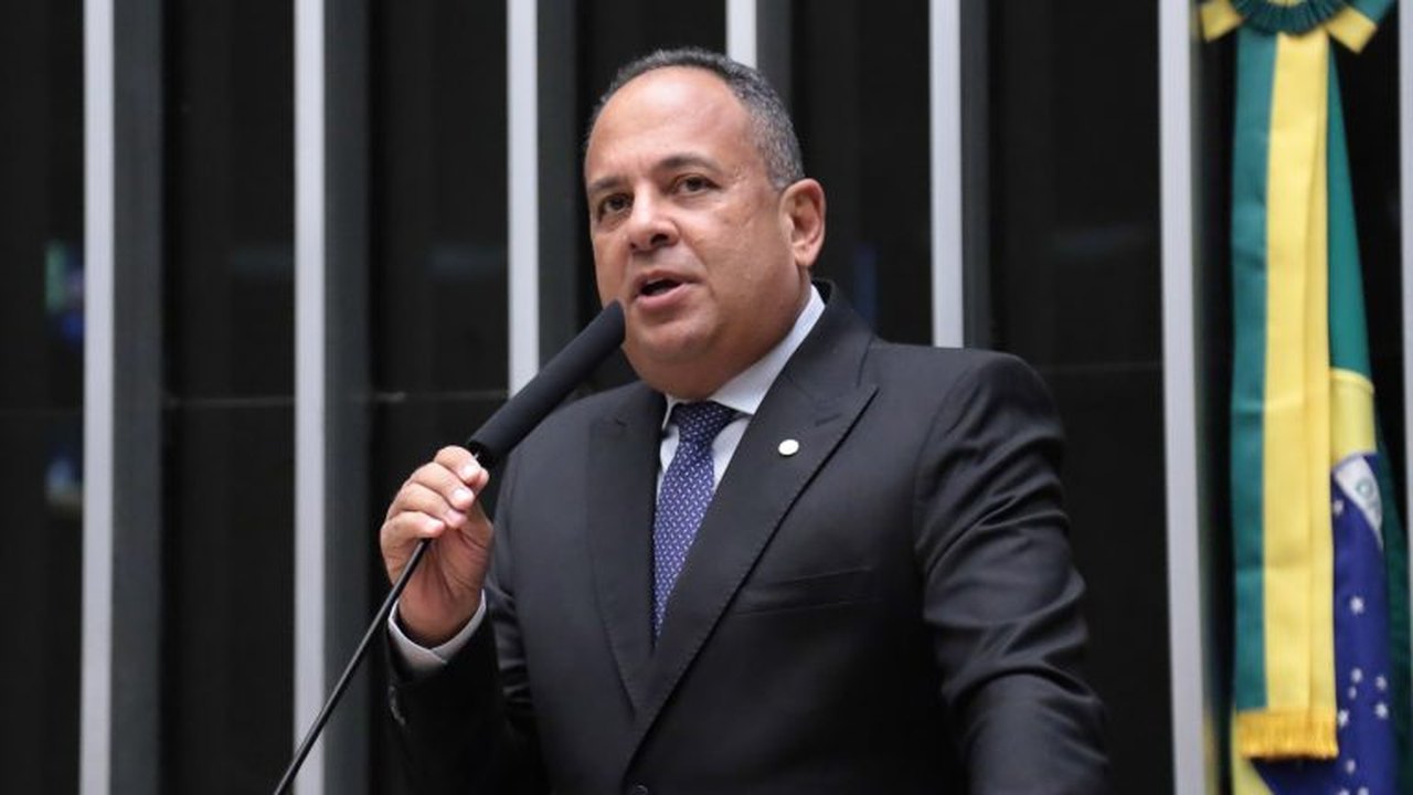 Projeto proíbe cobrança de estacionamento de quem trabalha em centros comerciais