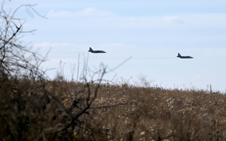 Defesa russa divulga ação de alta precisão de caças Su-25 contra posições ucranianas