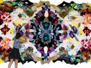 Em seu projeto mais recente, a artista desmanchou bichos de pelúcia e com o material costurou manualmente tapetes