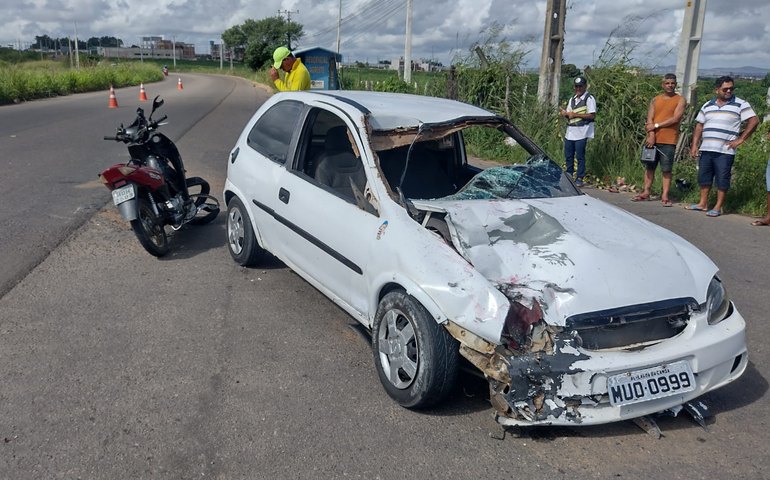 Após uma colisão frontal, motociclista atravessa para-brisa do carro, em Arapiraca