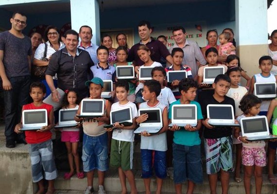 Prefeito entrega 400 netbooks em Girau do Ponciano